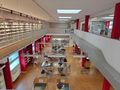 Почему инженерия в кабинете-библиотеке важнее декора?