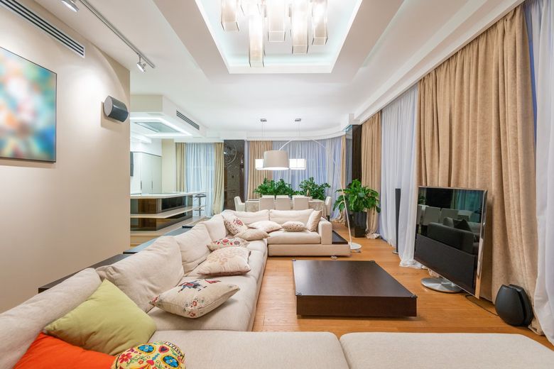 Какие сценарии освещения необходимы в гостиной от 50 м²?