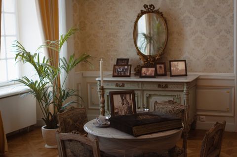 Какие параметры микроклимата критичны для сохранности антикварной мебели в квартире?