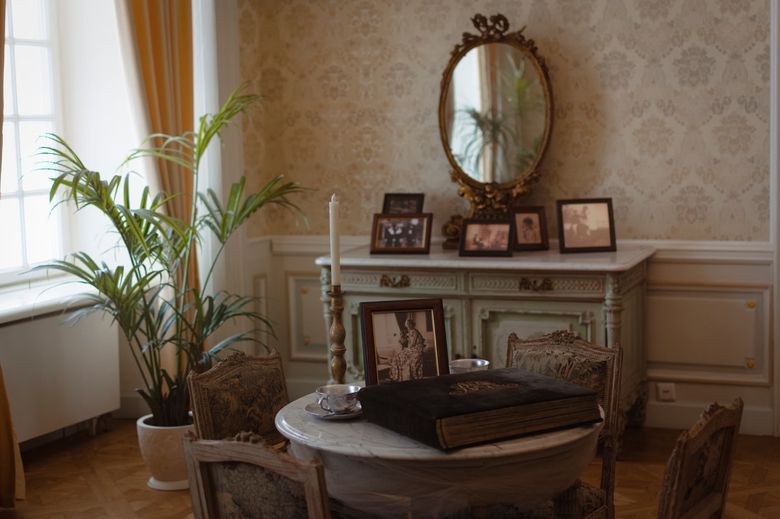 Какие параметры микроклимата критичны для сохранности антикварной мебели в квартире?
