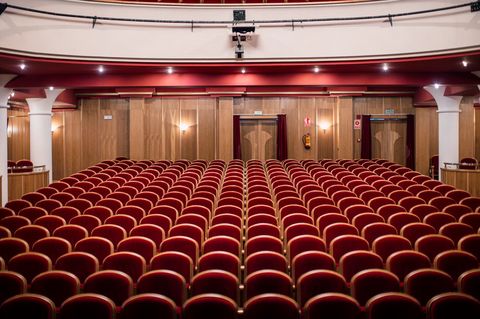 Почему стандартная отделка не справляется с низкими частотами